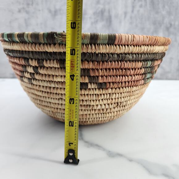 Beautiful Hand-Woven grass basket bowl approx. 6.5 X 10.5 inches - Picture 4 of 7